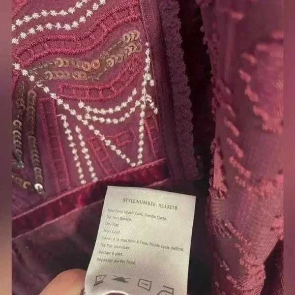 Anthropologie One September Madiran Sequin
Blouse Tunic Maroon Size Medium - Picture 6 of 9